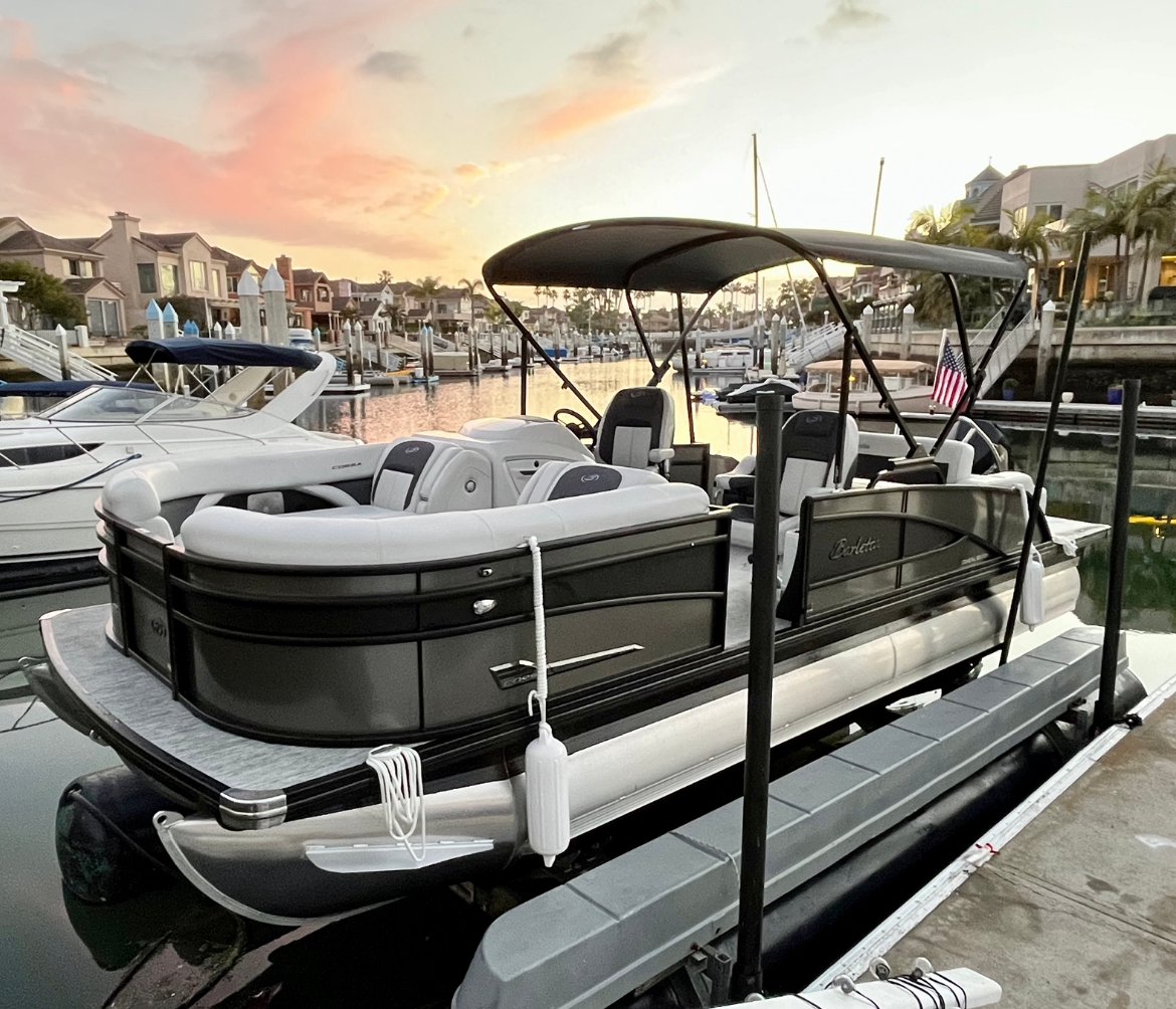 hydraulic pontoon boat lift